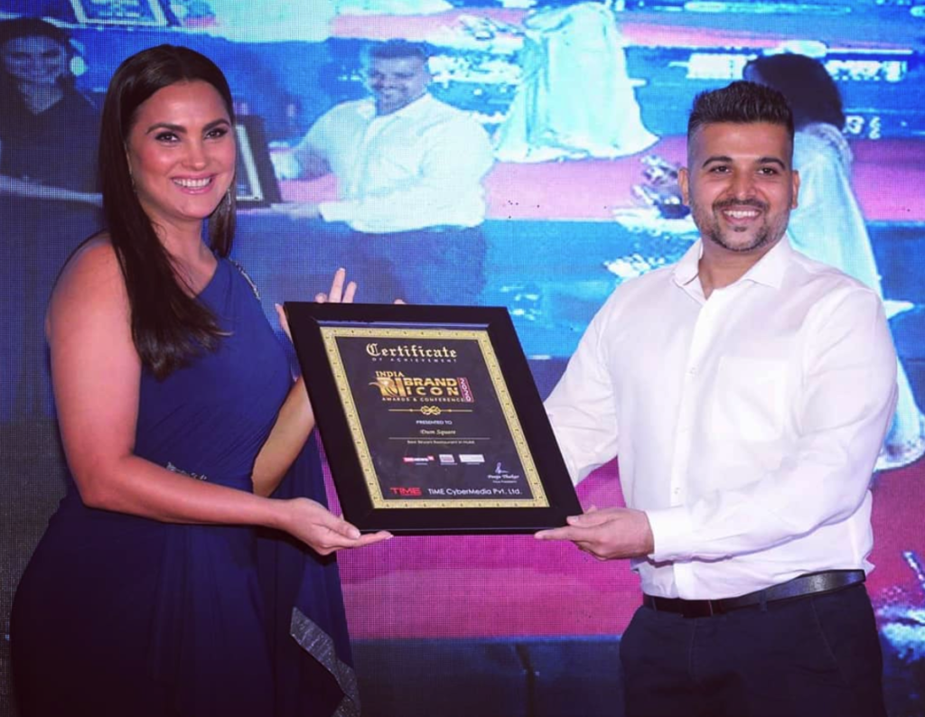 Vikas Solanki receiving Indian brand icon award from Lara Dutta: Best Digital Marketing and Brand Building